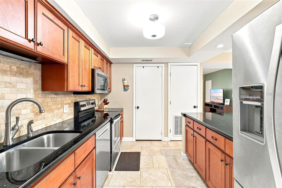 1130 LAKE PARKER AVENUE — photo 17 of 36