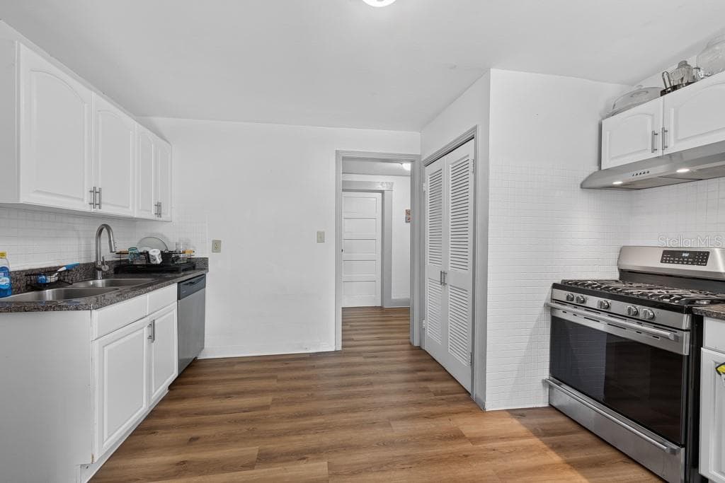 6020 FLORA VISTA AVENUE — photo 13 of 61