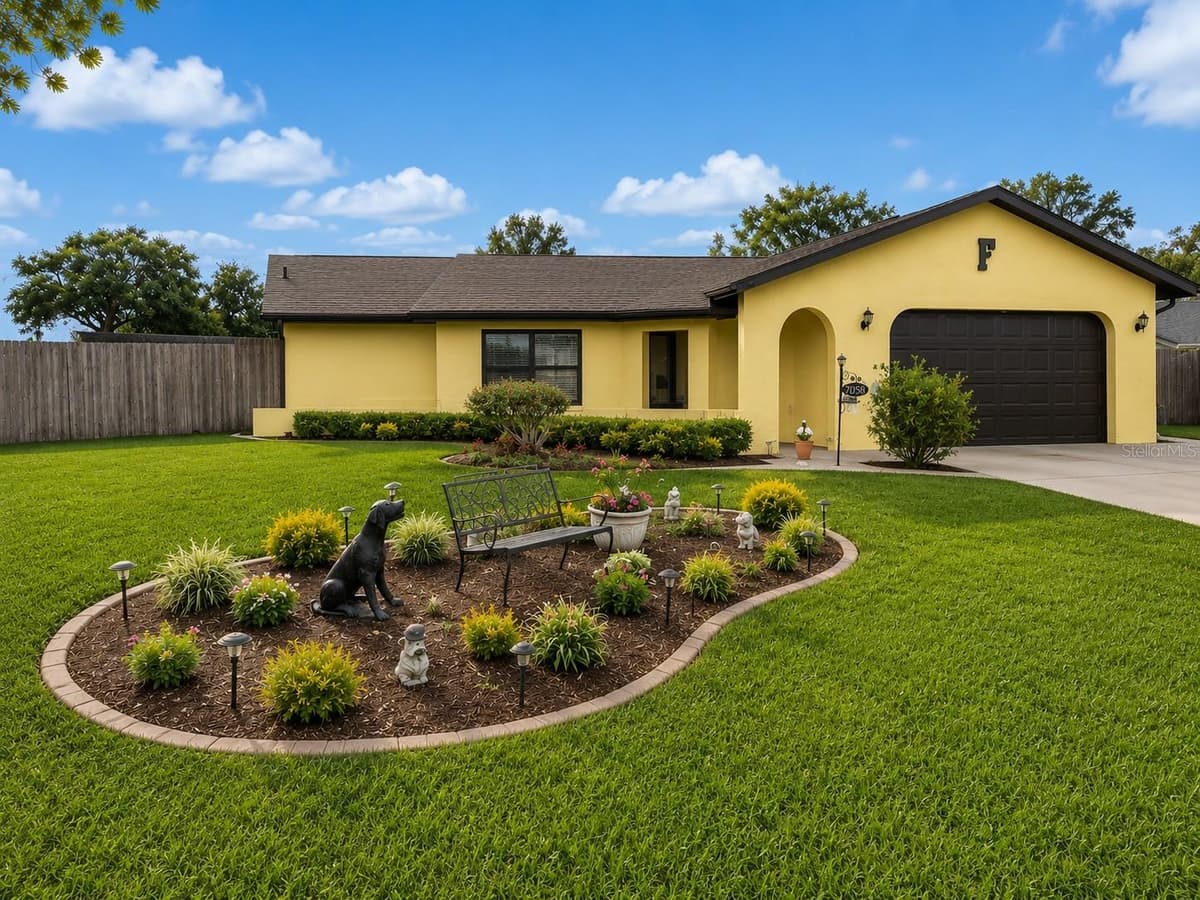 7054 LEXINGTON CIRCLE — photo 1 of 6