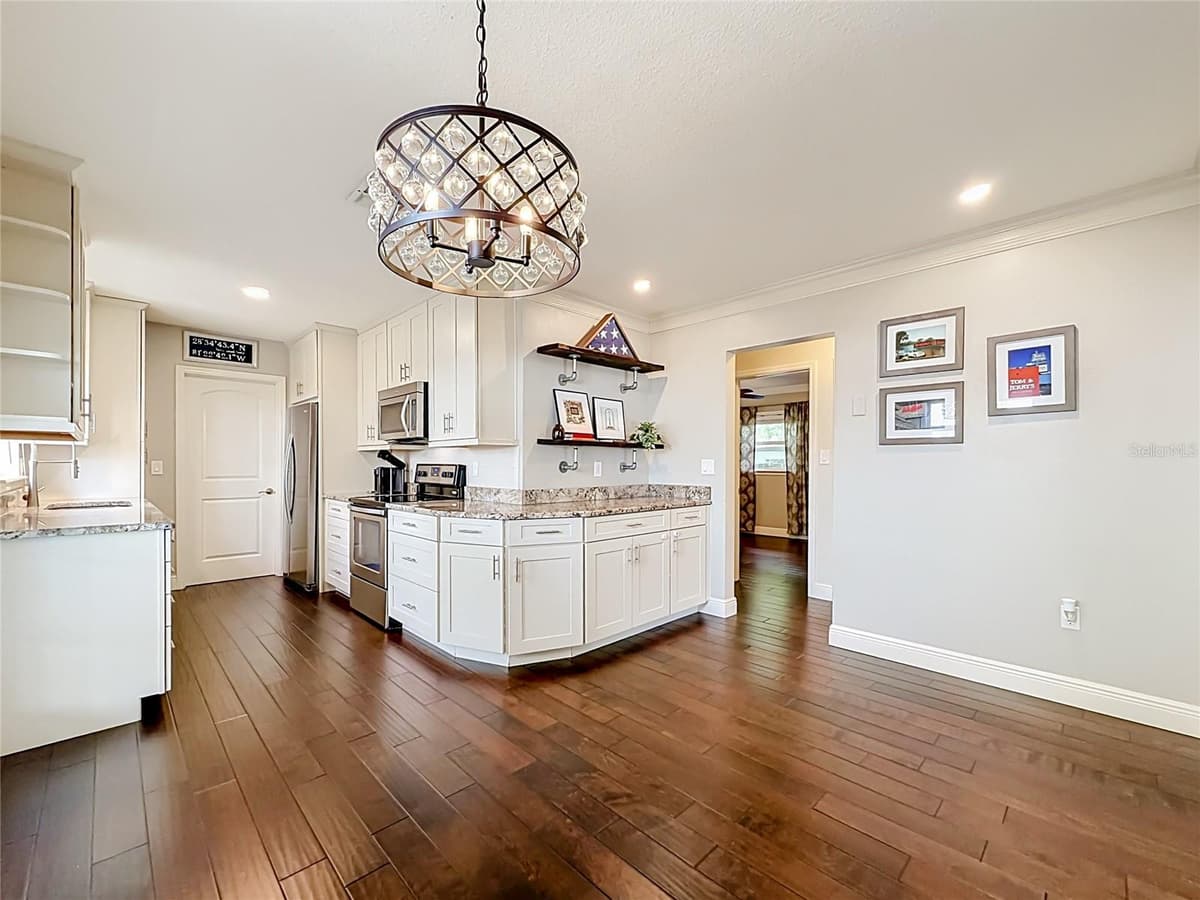 19 HAZEL STREET — photo 10 of 39