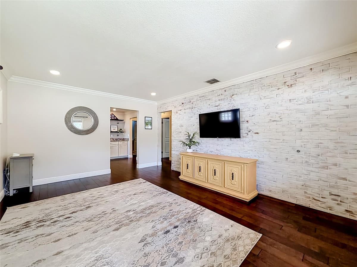 19 HAZEL STREET — photo 6 of 39