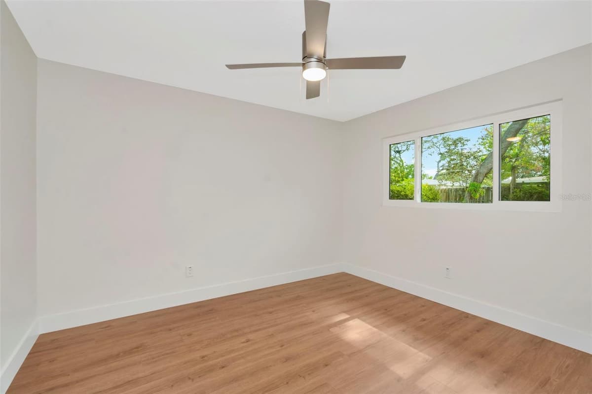 19 VENTURA DRIVE — photo 26 of 32