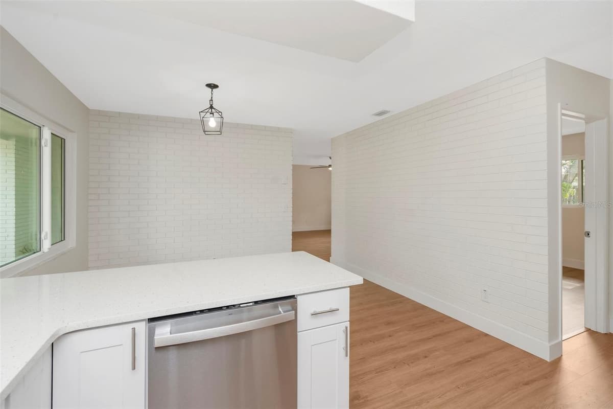 19 VENTURA DRIVE — photo 11 of 32