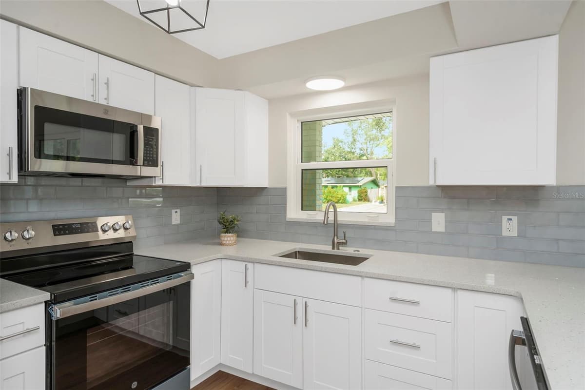 19 VENTURA DRIVE — photo 8 of 32