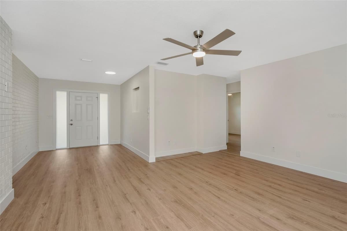 19 VENTURA DRIVE — photo 15 of 32