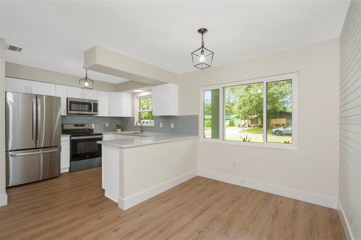 19 VENTURA DRIVE — photo 10 of 32