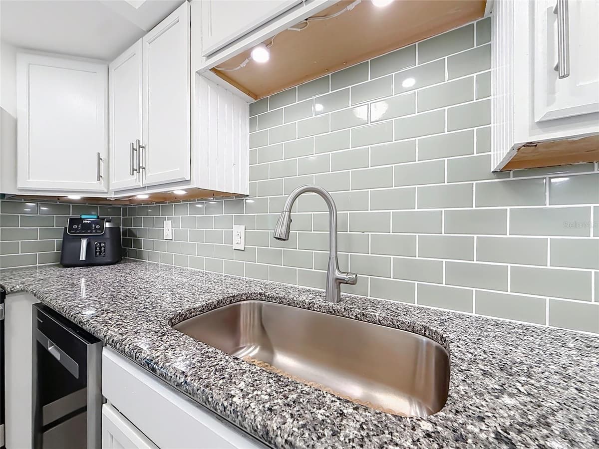 538 MIDWAY DRIVE — photo 15 of 46