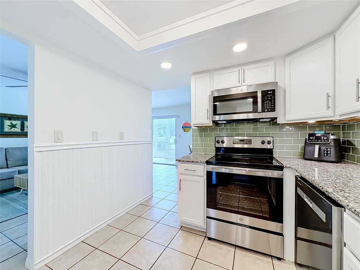 538 MIDWAY DRIVE — photo 14 of 46