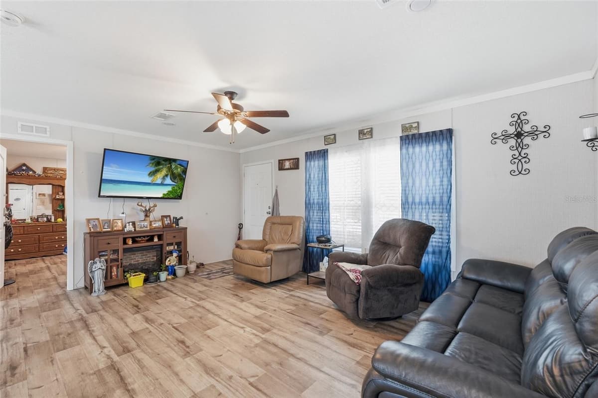 2086 GENES LITTLE ACRES AVENUE — photo 4 of 33