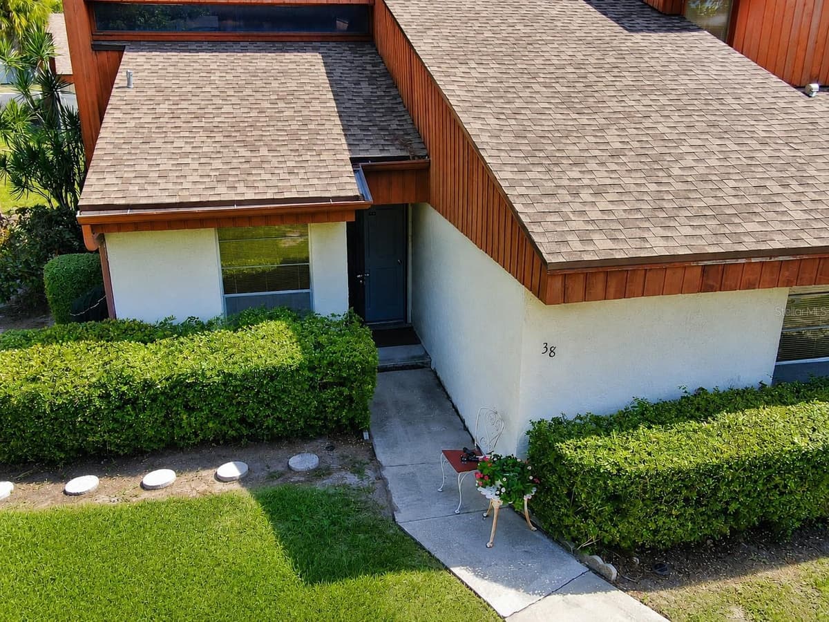 2054 SUNSET POINT ROAD — photo 3 of 34
