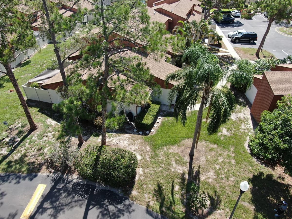 2054 SUNSET POINT ROAD — photo 30 of 34