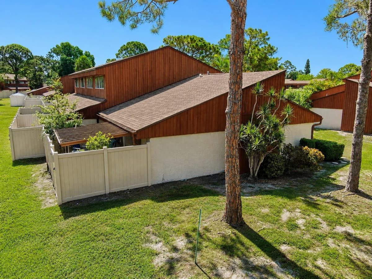 2054 SUNSET POINT ROAD — photo 33 of 34