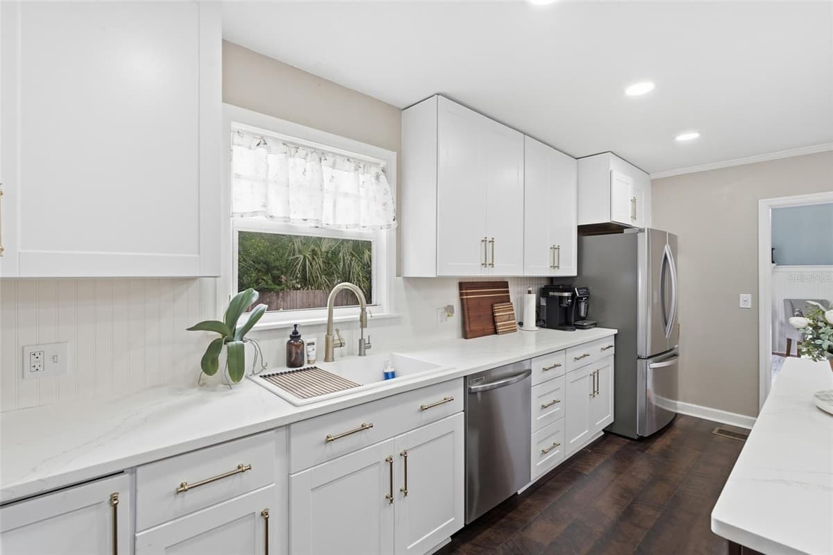524 MAGNOLIA STREET — photo 11 of 52