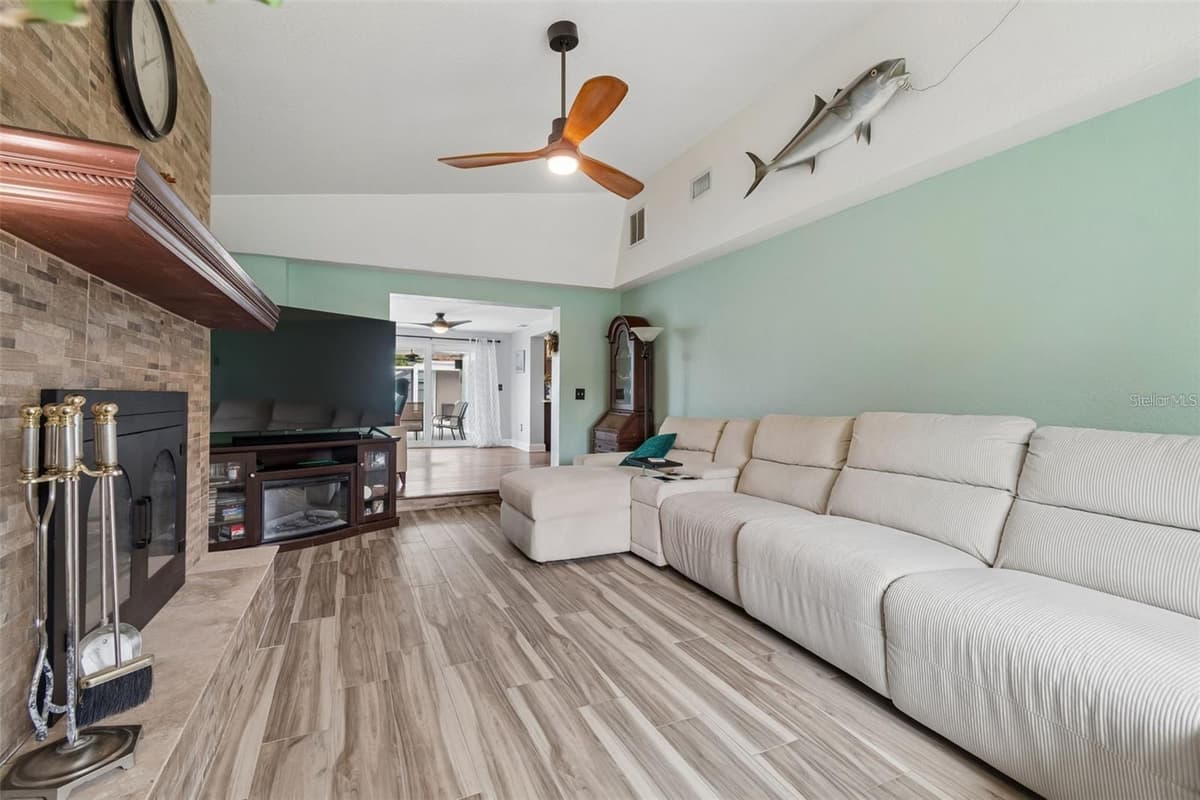 4306 NEWBURY DRIVE — photo 6 of 45