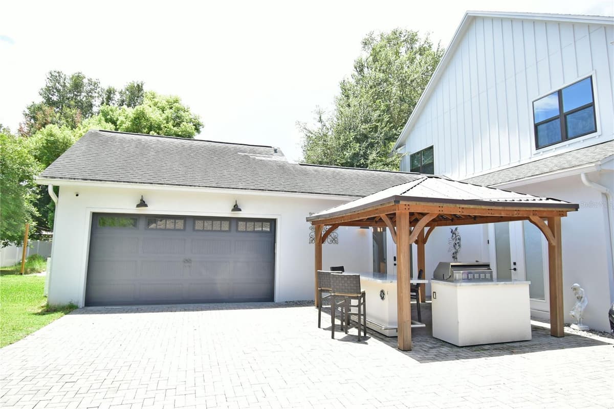 215 HIGHLAND AVENUE — photo 21 of 52