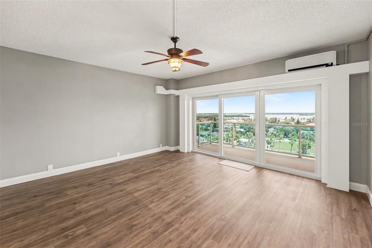 880 MANDALAY AVENUE — photo 17 of 39