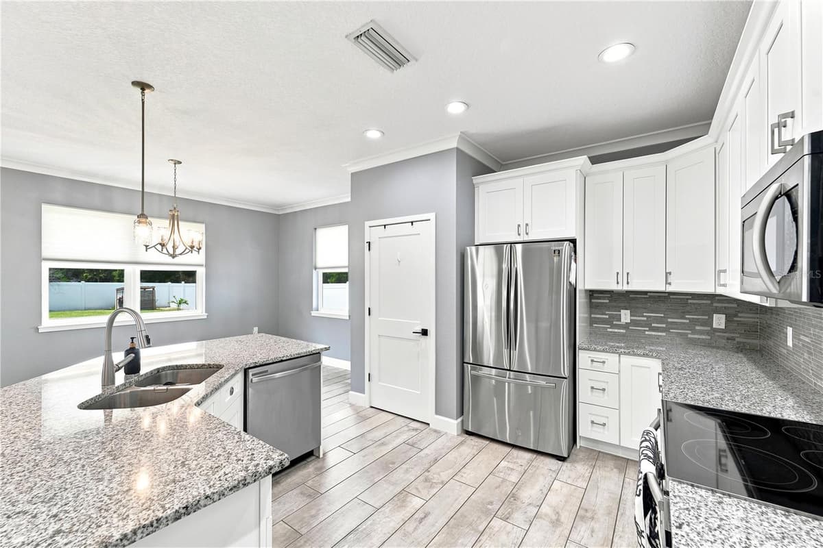 125 LONGWOOD DRIVE — photo 4 of 29