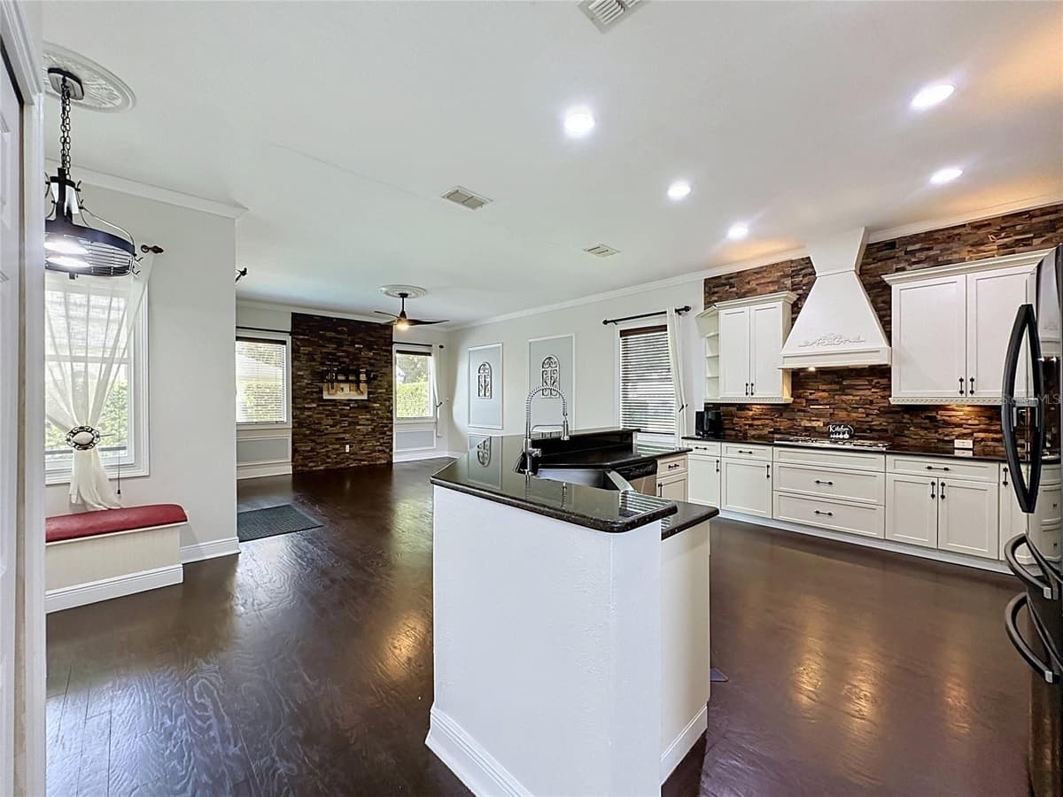 2705 KNIGHTSBRIDGE ROAD — photo 12 of 56