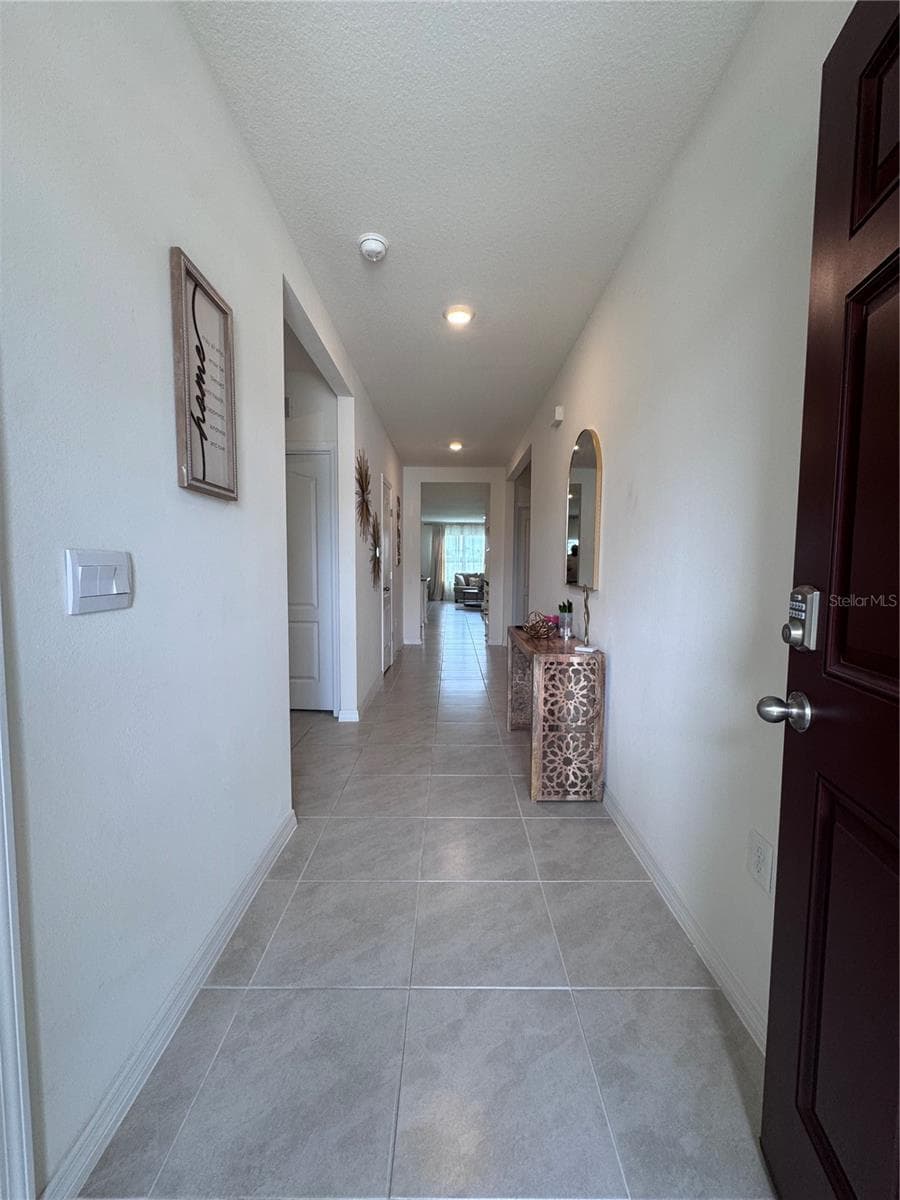 641 GRIFFON AVENUE — photo 8 of 46