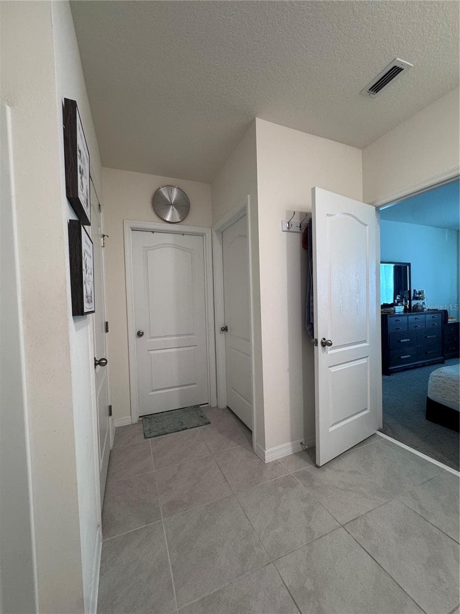 641 GRIFFON AVENUE — photo 12 of 46