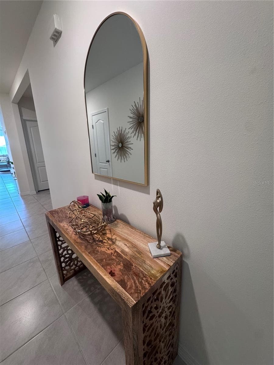 641 GRIFFON AVENUE — photo 9 of 46
