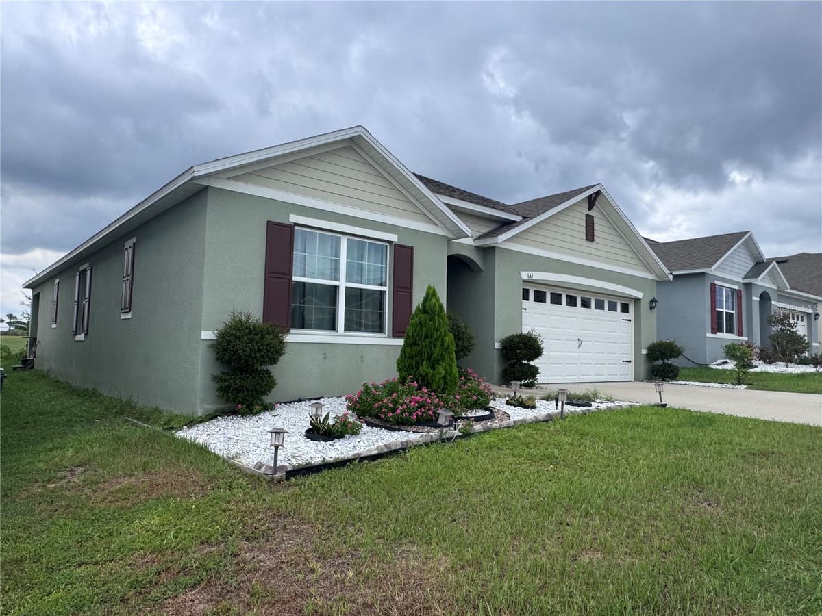 641 GRIFFON AVENUE — photo 4 of 46