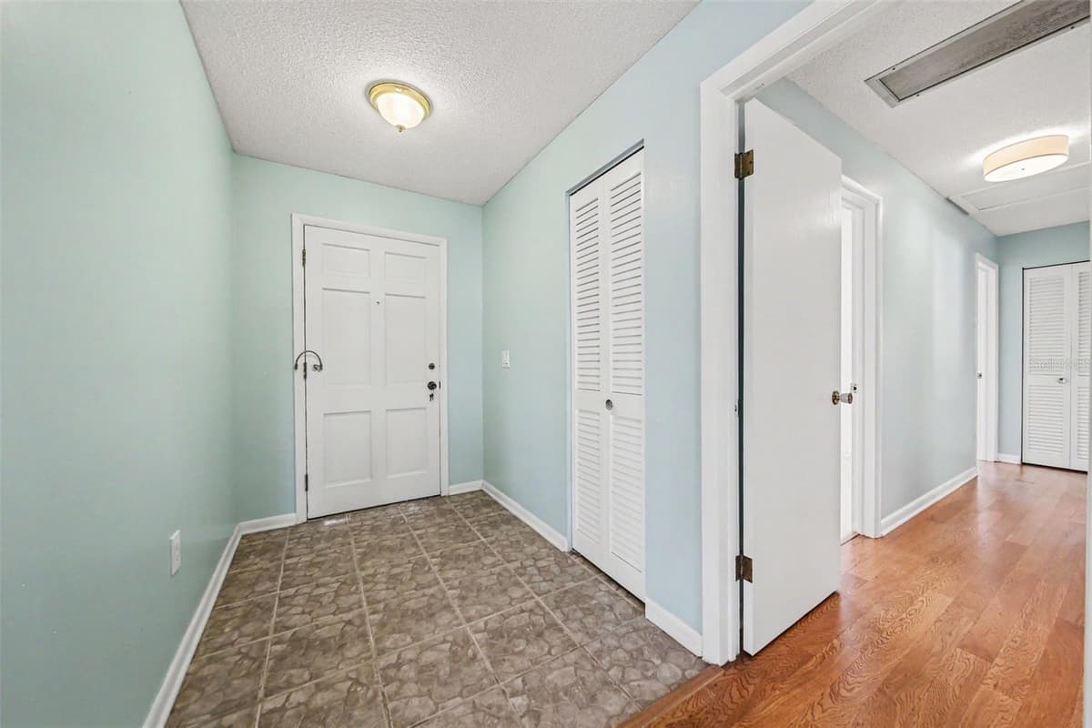 2511 EASTBROOK BOULEVARD — photo 4 of 28