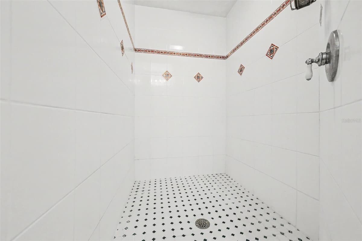 2511 EASTBROOK BOULEVARD — photo 18 of 28