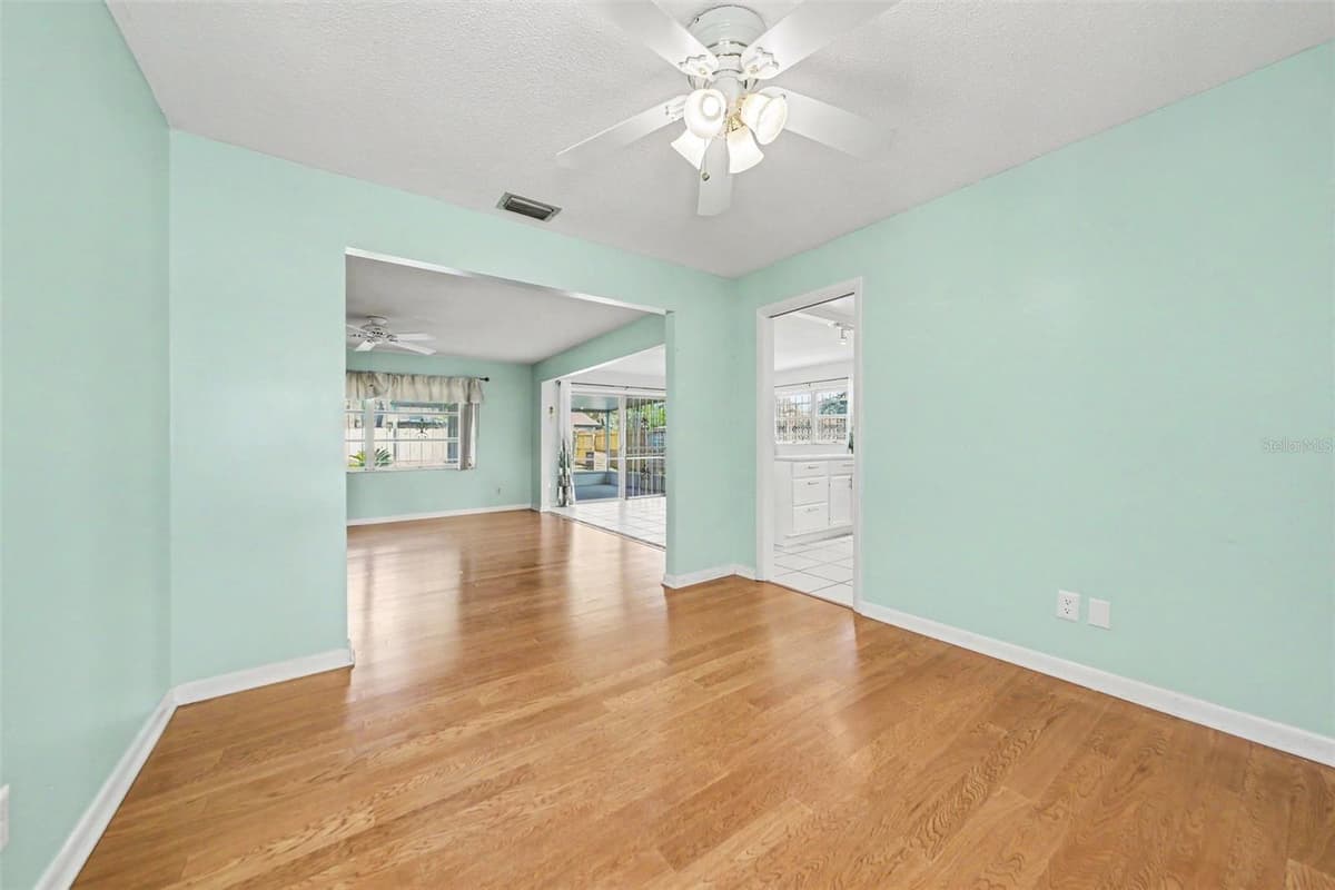 2511 EASTBROOK BOULEVARD — photo 8 of 28