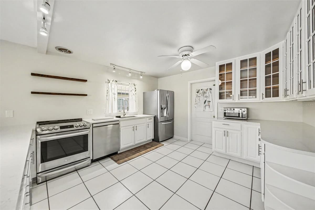 2511 EASTBROOK BOULEVARD — photo 10 of 28