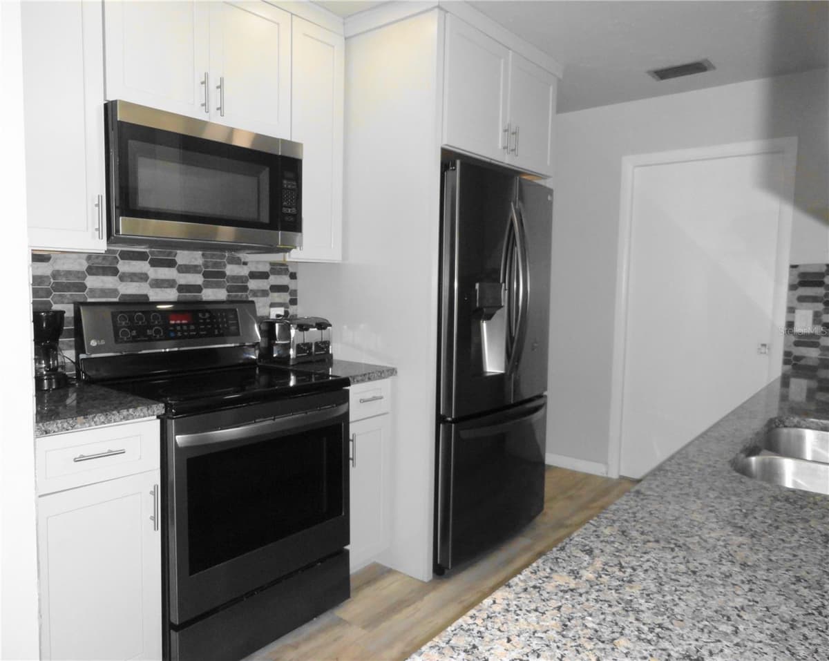 5226 NEVILLE TERRACE — photo 4 of 40