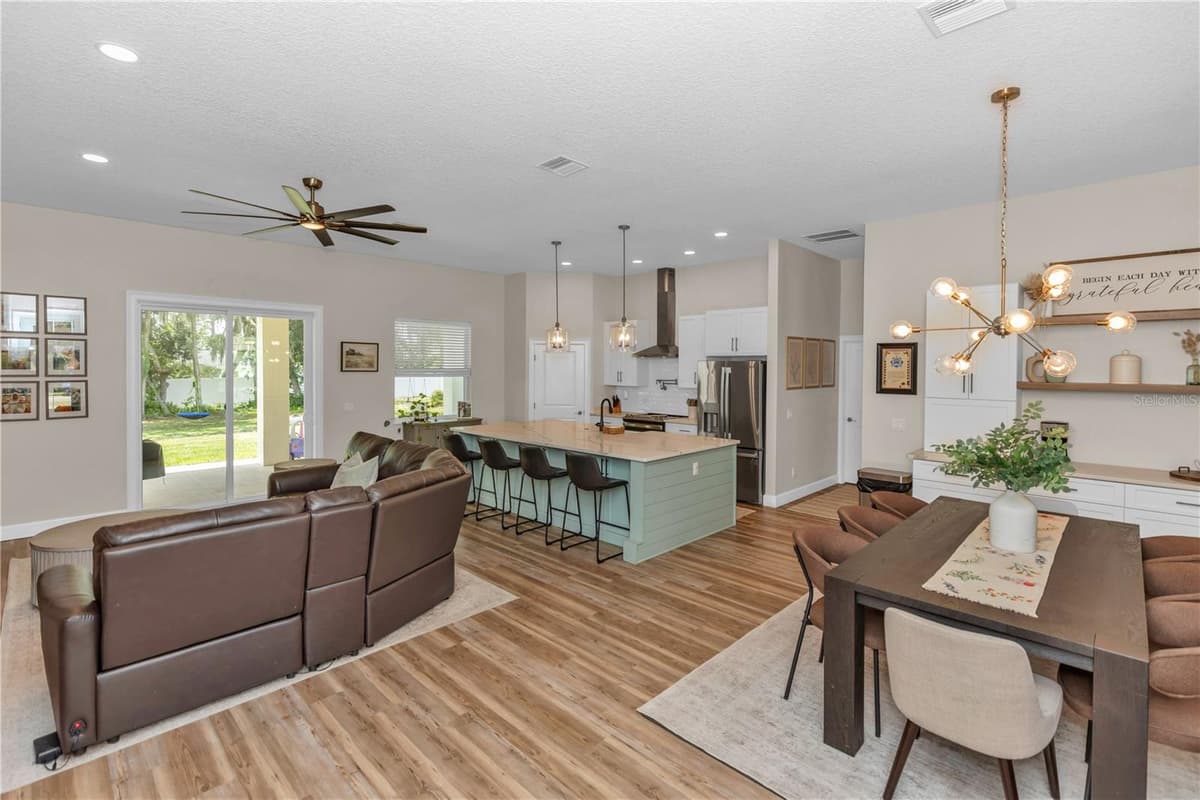 1530 PERIWINKLE AVENUE — photo 3 of 26