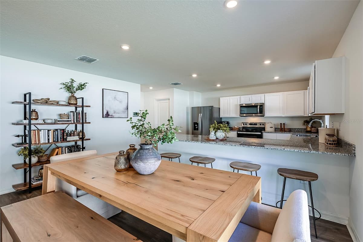 704 OAK HAMMOCK WAY — photo 15 of 26