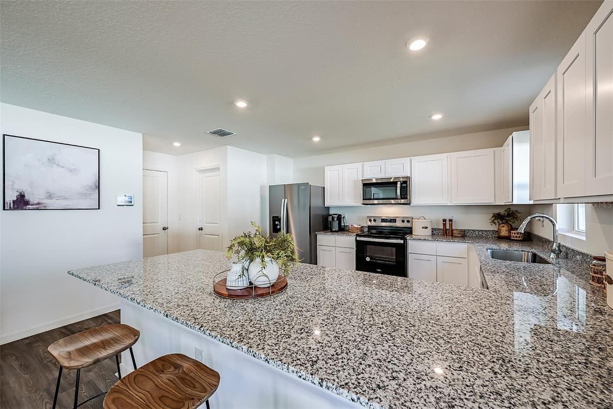 704 OAK HAMMOCK WAY — photo 12 of 26