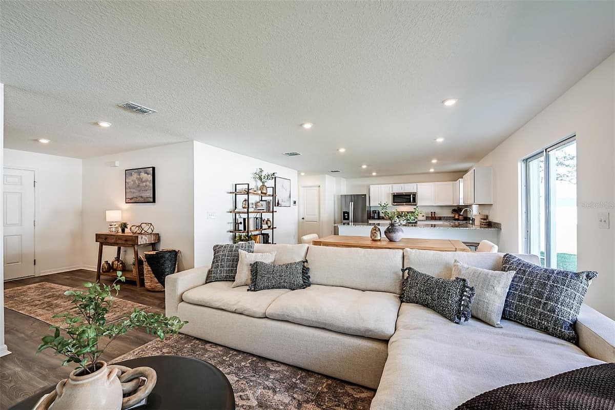 704 OAK HAMMOCK WAY — photo 14 of 26