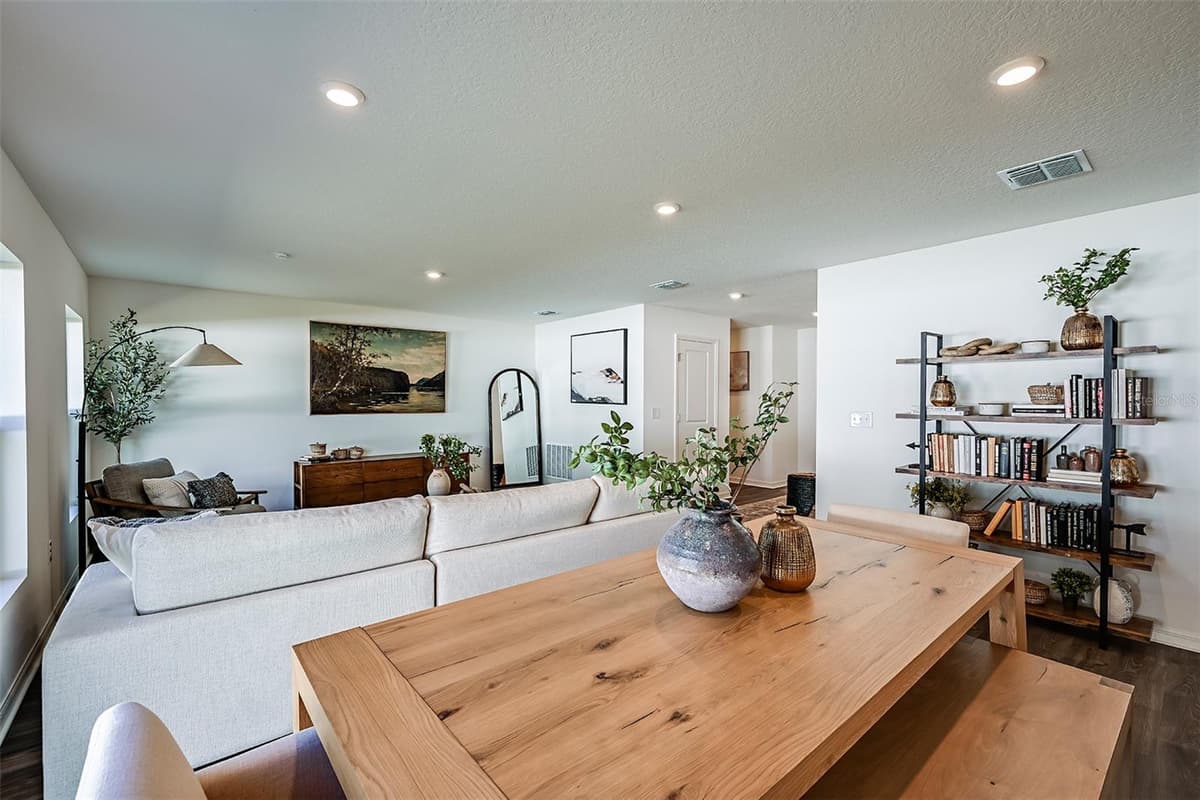 704 OAK HAMMOCK WAY — photo 11 of 26