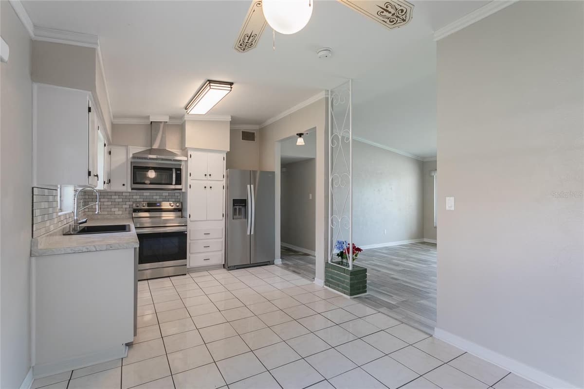 6518 WALTON WAY — photo 11 of 37