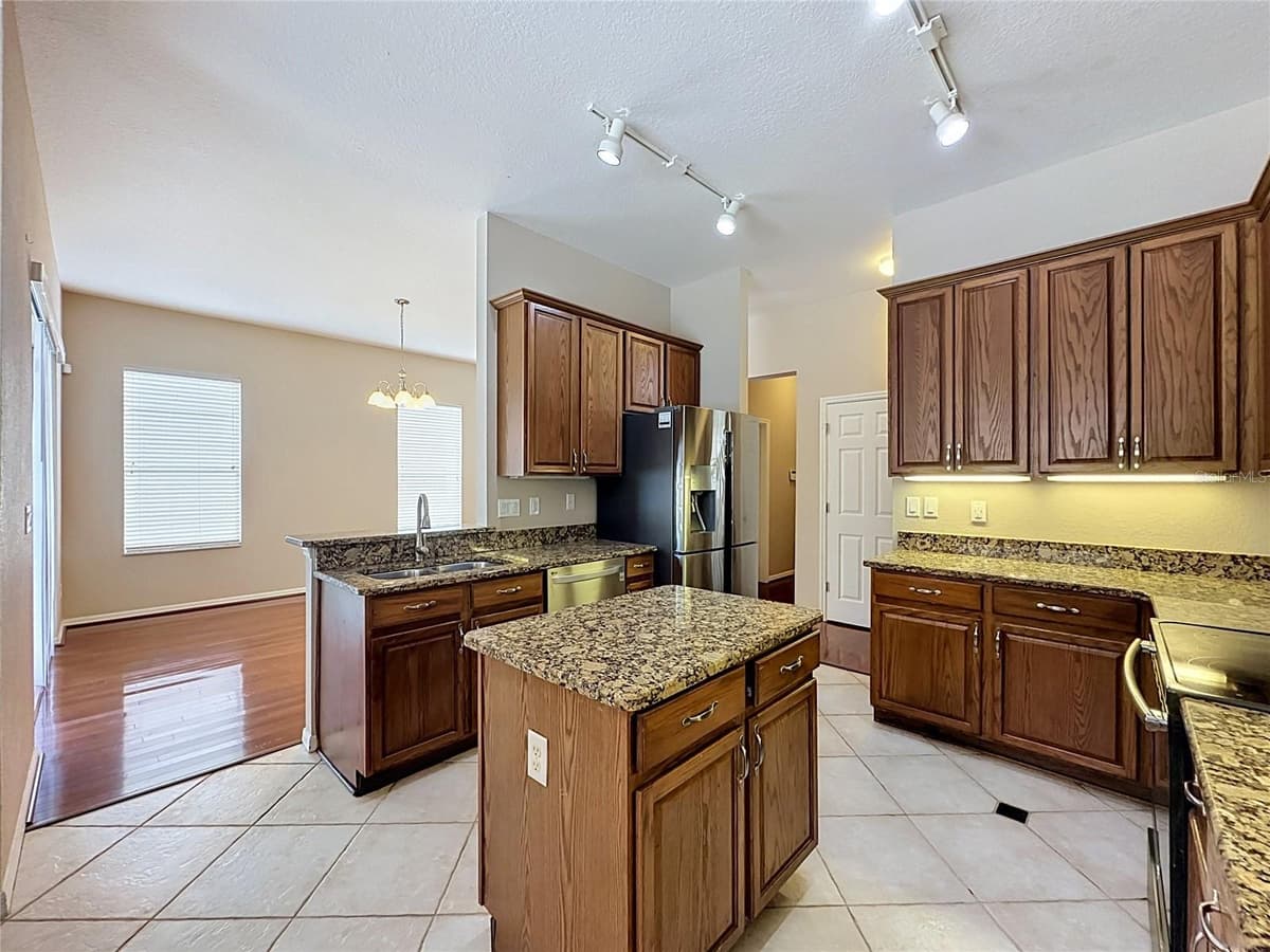 468 PINEWOOD DR — photo 8 of 73