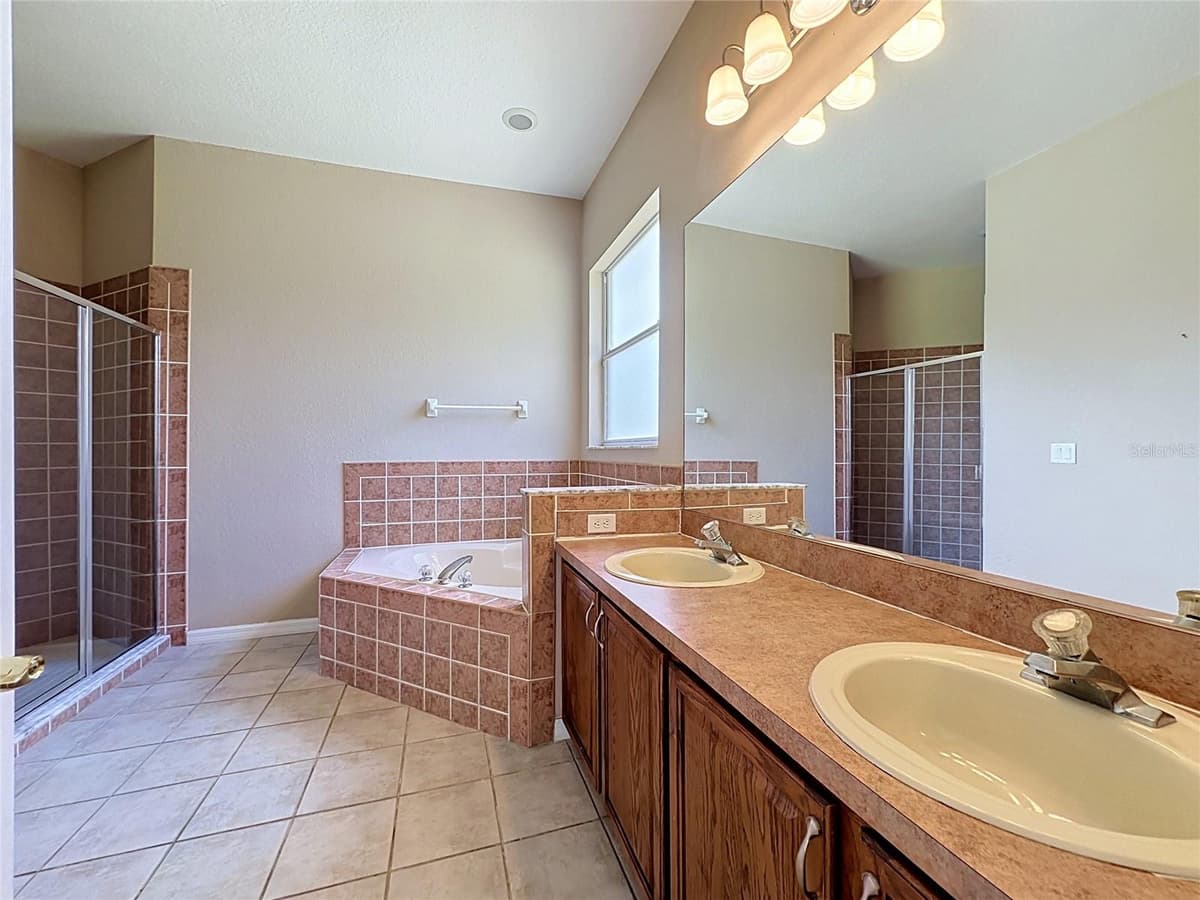 468 PINEWOOD DR — photo 27 of 73