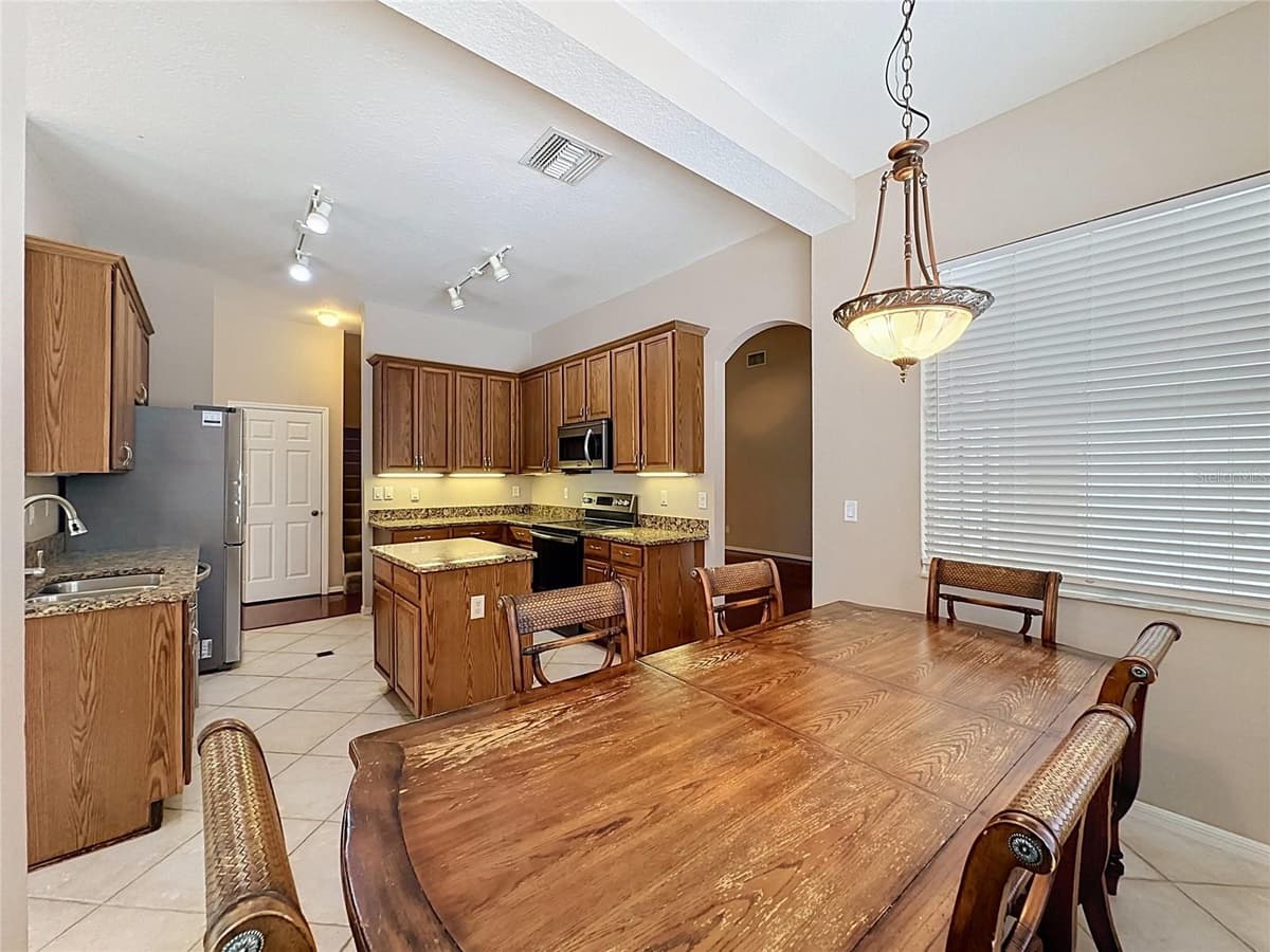 468 PINEWOOD DR — photo 11 of 73