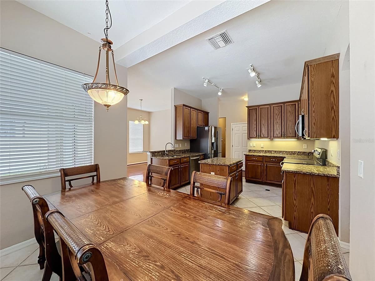 468 PINEWOOD DR — photo 10 of 73