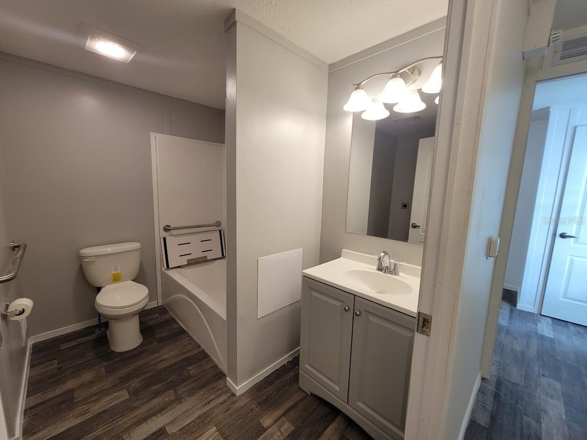 5700 HOLIDAY PARK BOULEVARD — photo 5 of 41