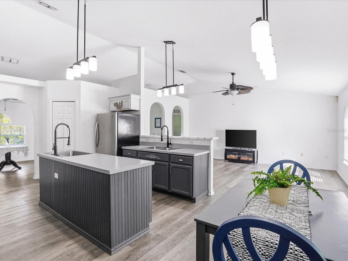 3002 MONCRIEF AVE — photo 3 of 50