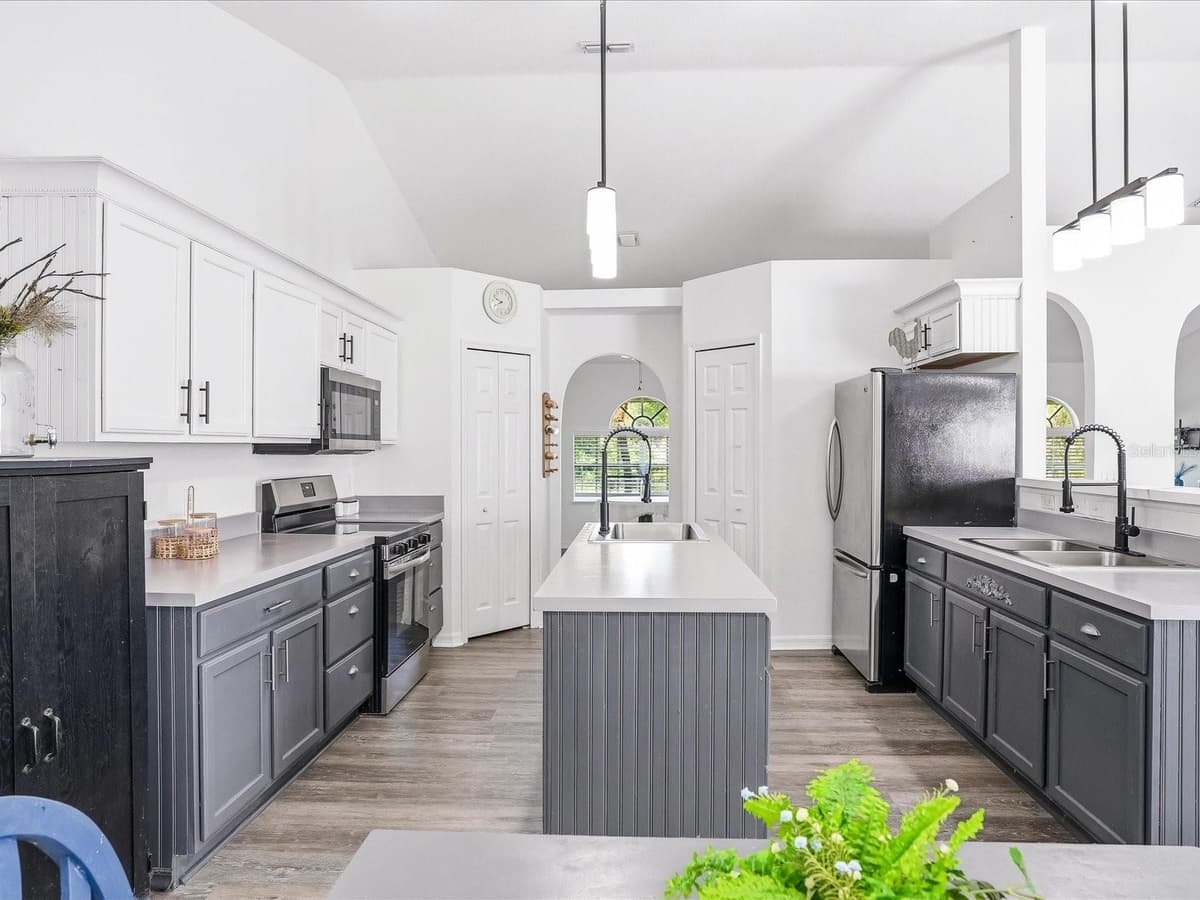 3002 MONCRIEF AVE — photo 4 of 50