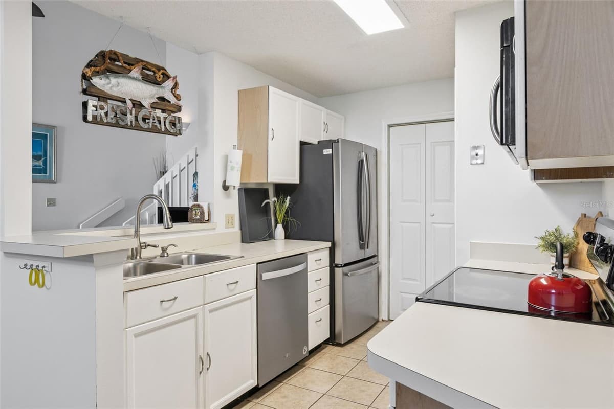 4268 SUN VILLAGE COURT — photo 9 of 40