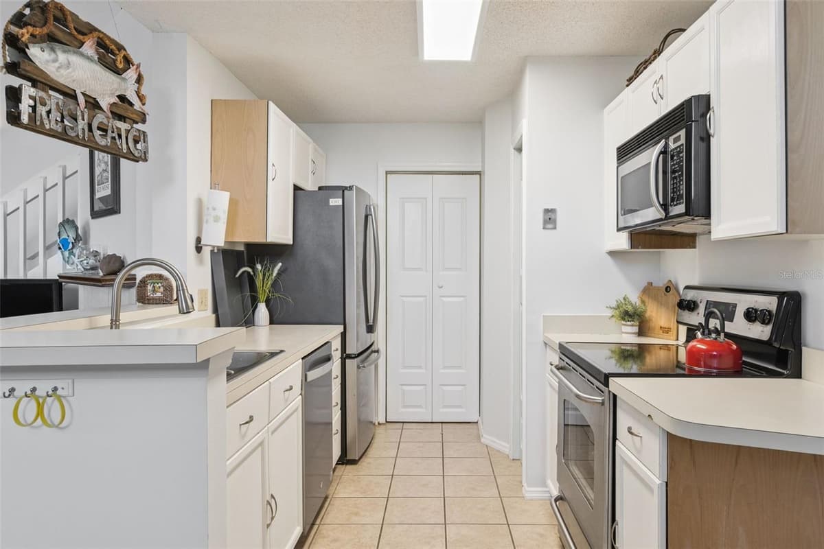 4268 SUN VILLAGE COURT — photo 8 of 40