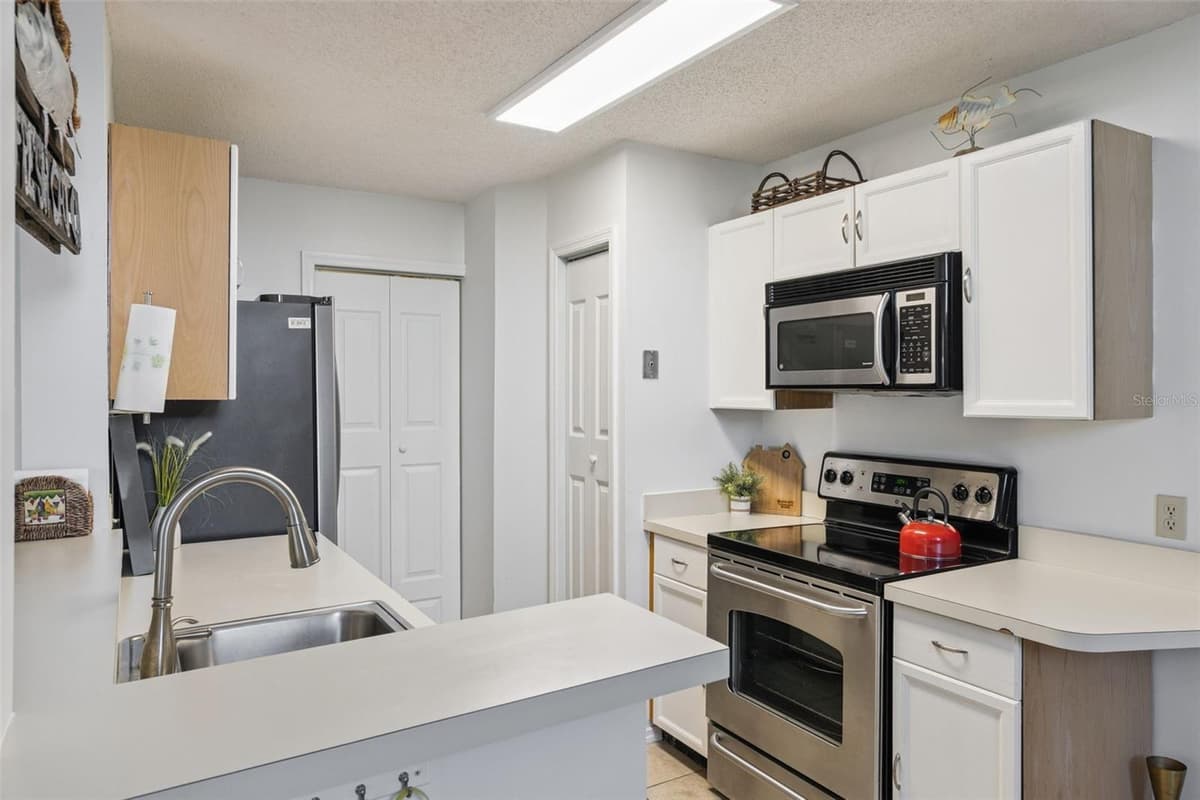 4268 SUN VILLAGE COURT — photo 7 of 40