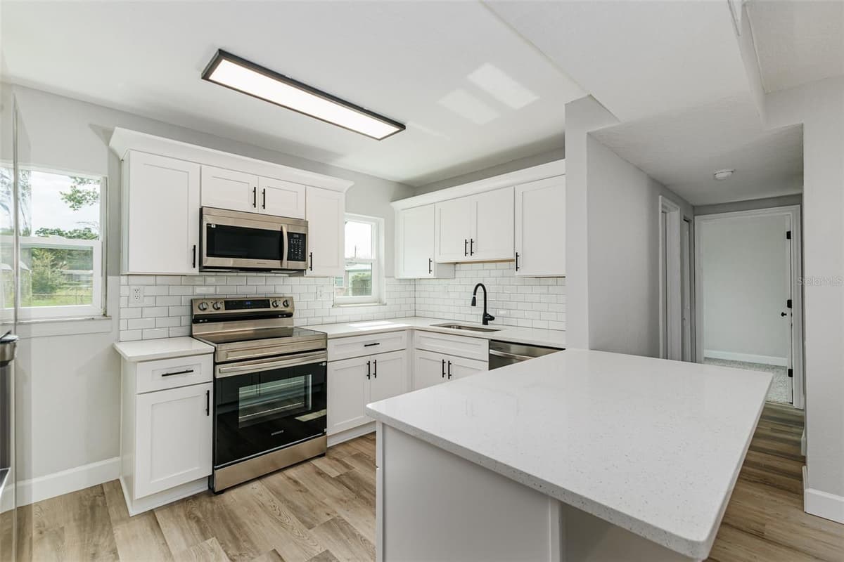 526 VICTORIA BOULEVARD — photo 6 of 18