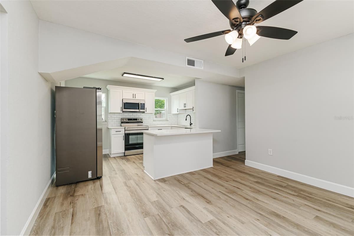 526 VICTORIA BOULEVARD — photo 3 of 18