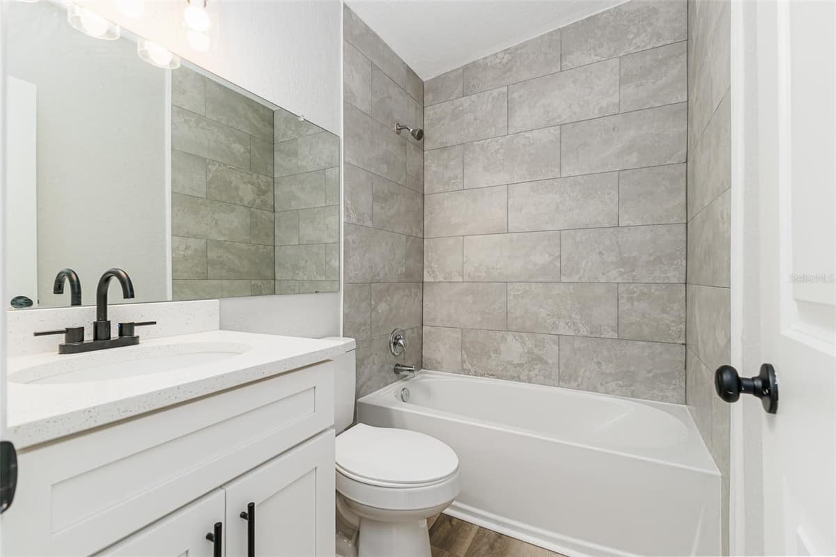 526 VICTORIA BOULEVARD — photo 11 of 18